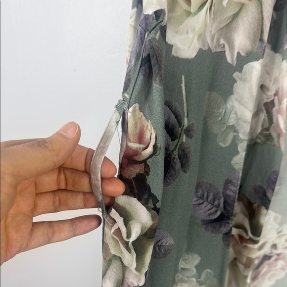 Plum Pretty Sugar Green and Cream Floral Robe Size Medium - Picture 8 of 12